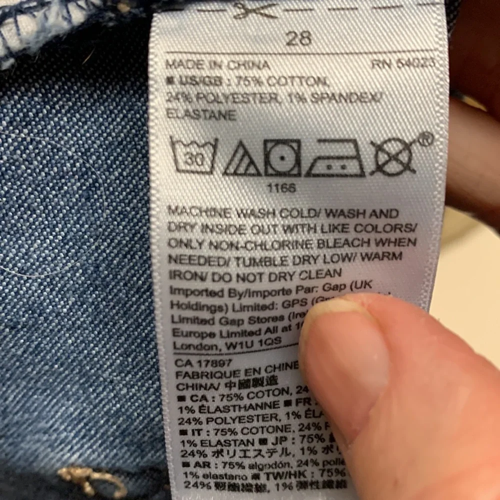 Gap Girlfriend Cut Distressed Denim 5pocket Jeans. -Host Pick-